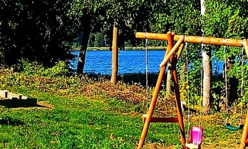 Apartamenty nad kaszubskim jeziorem, obok Wieżycy i Domu do Góry Nogami