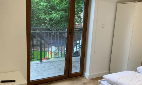 Domki , pokoje , apartenty . Wypocznij nad jeziorem z Apartamentami Orla