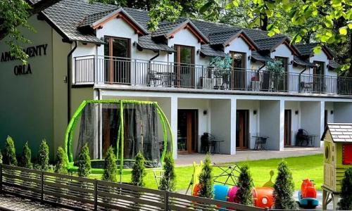 Domki , pokoje , apartenty . Wypocznij nad jeziorem z Apartamentami Orla
